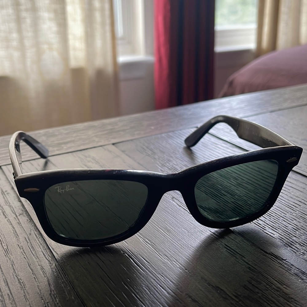 Ray-Ban Wayfarer sunglasses 🕶
